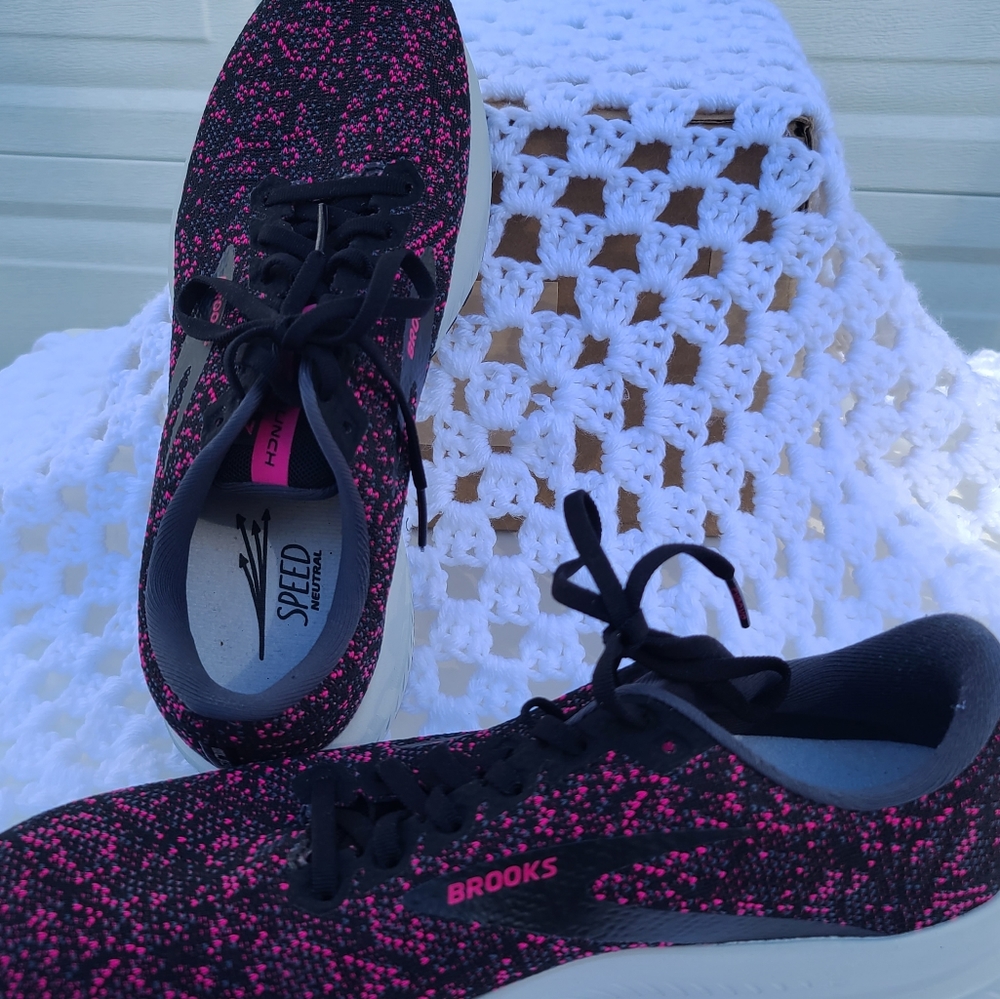 Brooks Launch 7 Black and Magenta Pink shoes Womens size 11
